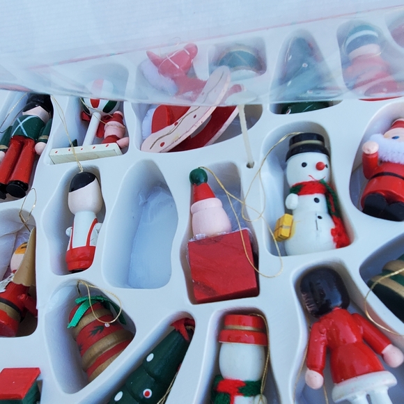 22 Wood Christmas Ornaments In Box 1.5"-3" Vintage Green Red Wooden Holiday - Picture 7 of 10